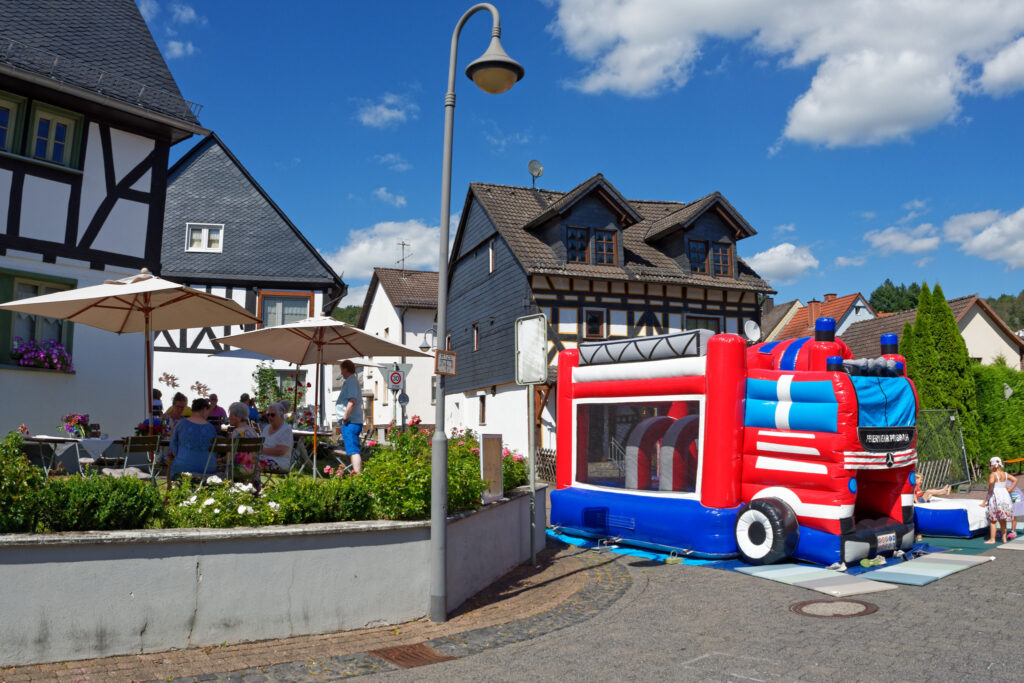 Kirmes 2024 - Café im Garten des Haus Engels